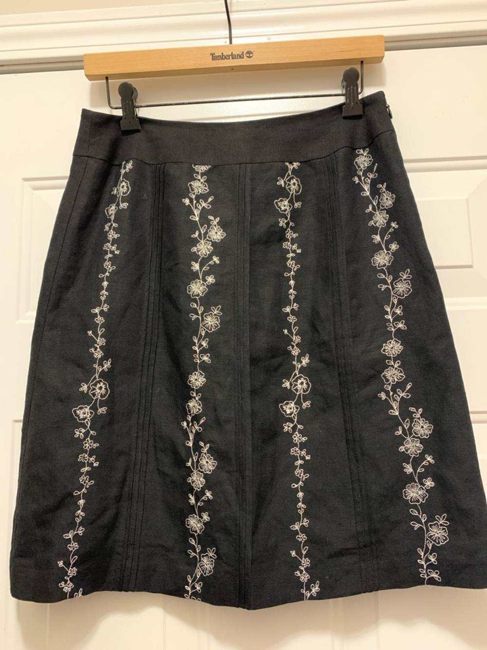 LOFT Linen Blend Black A-Line Skirt with White Floral Embroidery Size 6 Petite